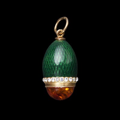 Zawieszka jajko Faberge zdobiona zieloną emalią. Srebro złocone, cyrkonie i bursztyn.